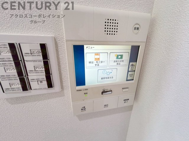 訪問者が来たときにテレビ画面で確認できるため、安心してドアを開けられます。録画機能があるものもあり、留守中に来訪者を記録しておくことができます。利便性が高く、セキュリティ面でも安心です。