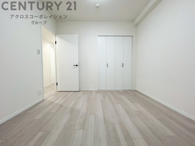 明るい色合いのフローリングとクロスを使用した洋室は家具やインテリアとも調和しやすく空間が広く感じられ開放感を生み出します。自然光を効果的に反射し、室内を明るく保つため、日中の照明使用を抑えられます。
