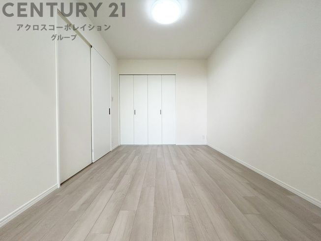 創造性や成長を促す遊びの空間を提供。学習や趣味に集中できる環境を整えます。個別のプライベートスペースは自己表現と自立心を育み、心地よい睡眠環境を整えリラックスできる場所を提供。