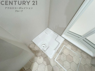 洗濯物の仕分け作業がしやすく、整理整頓が容易になります。洗濯音や湿気を他の部屋に持ち込まず、生活環境を快適に保ちます。上部を活用すれば収納スペースを確保でき洗剤や洗濯用品の整理もしやすくなります。