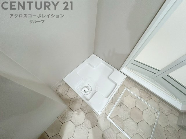 洗濯物の仕分け作業がしやすく、整理整頓が容易になります。洗濯音や湿気を他の部屋に持ち込まず、生活環境を快適に保ちます。上部を活用すれば収納スペースを確保でき洗剤や洗濯用品の整理もしやすくなります。