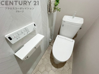 温水洗浄便座付トイレは温水洗浄機能により、暖かい水でおしりを洗浄することができ、冷たい水を使う従来の便座に比べ、温水洗浄機能で暖かいトイレを提供し、快適な使用を可能にします。