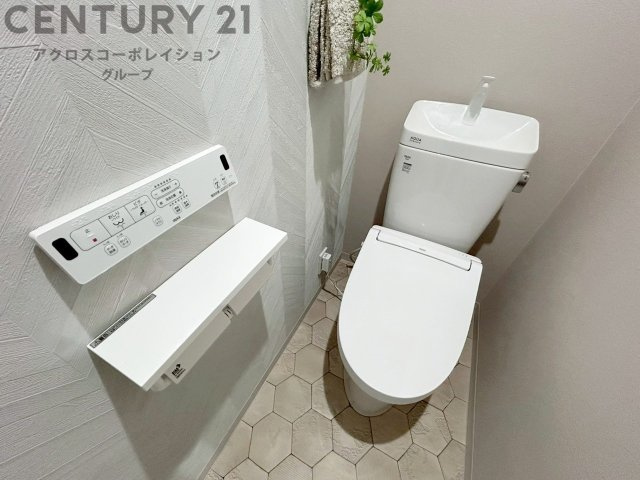 温水洗浄便座付トイレは温水洗浄機能により、暖かい水でおしりを洗浄することができ、冷たい水を使う従来の便座に比べ、温水洗浄機能で暖かいトイレを提供し、快適な使用を可能にします。