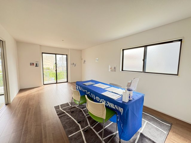 ◆◆豊見城市渡橋名浜原-全10邸の居間・リビング|※26号棟　現地撮影1月