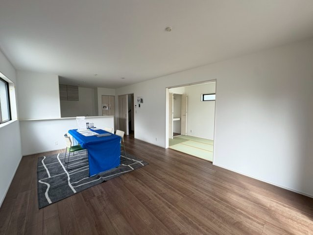 ◆◆豊見城市渡橋名浜原-全10邸の居間・リビング|※26号棟　現地撮影1月