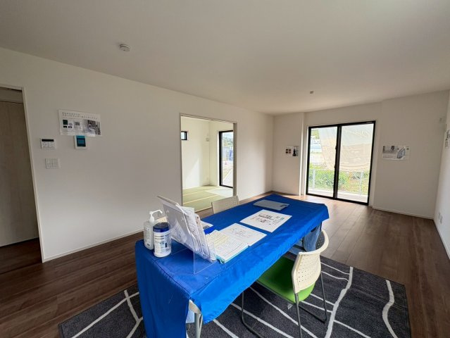 ◆◆豊見城市渡橋名浜原-全10邸の居間・リビング|※26号棟　現地撮影1月