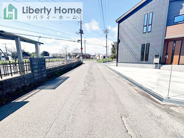 小美玉市江戸1期　新築戸建の前面道路含む現地写真