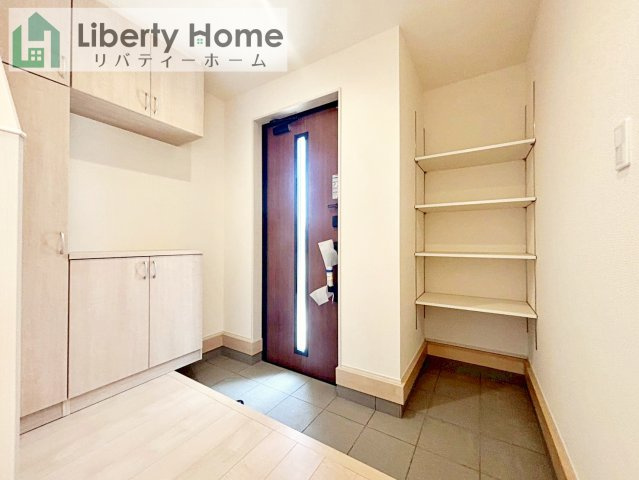 小美玉市江戸1期　新築戸建の玄関