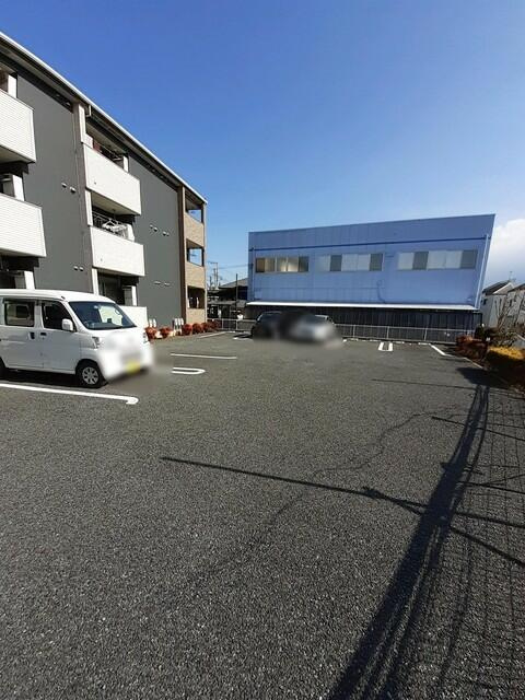 稲城市押立のアパートの駐車場