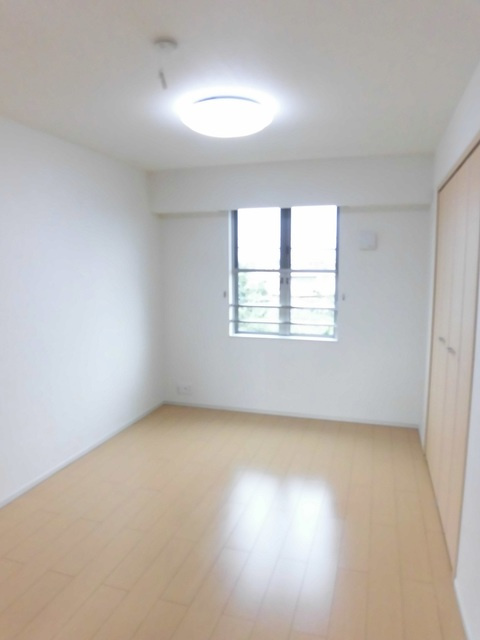 稲城市押立のアパートの居間・リビング