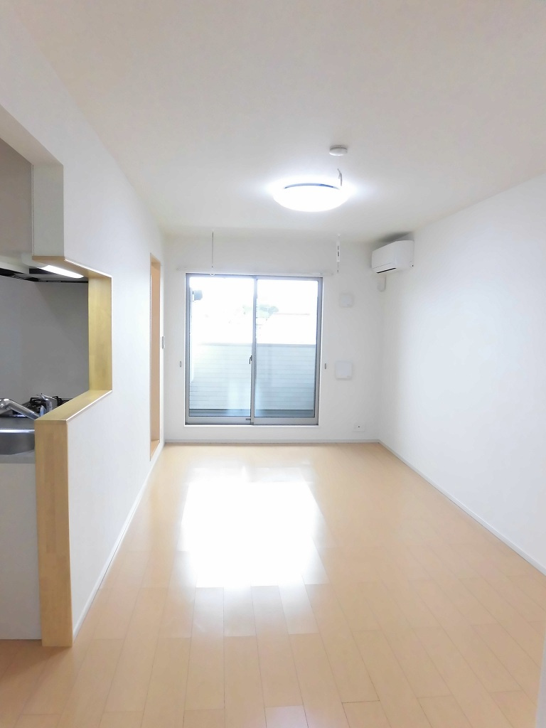 稲城市押立のアパートの居間・リビング