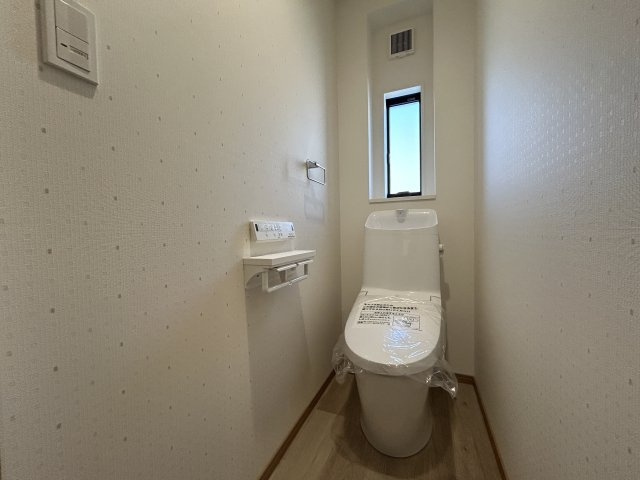 南国市里改田　新築一戸建てのトイレ|個室のある1階にもトイレを完備。