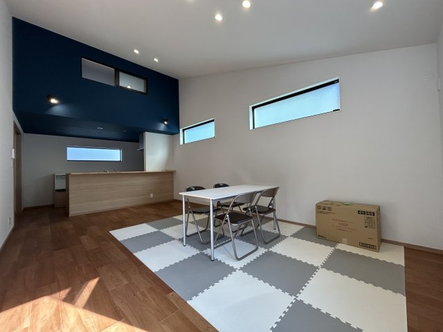 南国市里改田　新築一戸建ての居間・リビング|キッチンの上は小屋裏収納につながる室内窓♪