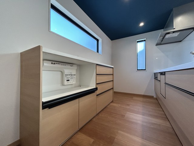 南国市里改田　新築一戸建てのキッチン|たっぷり入る備え付けのキッチン収納♪炊飯器の蒸気を排泄してくれる換気機能つき！