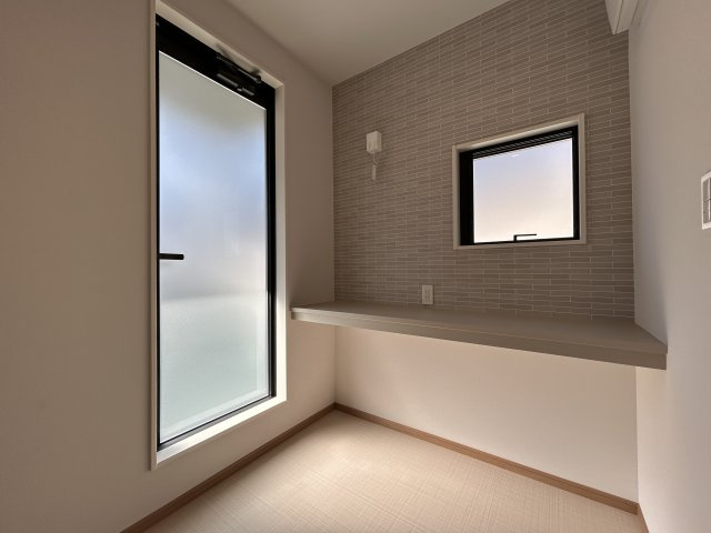 南国市里改田　新築一戸建てのランドリースペース|洗面室はバルコニーに直結！洗濯物を畳めるカウンターや物干しワイヤーなど細かなところにも気が利く住まいです☆