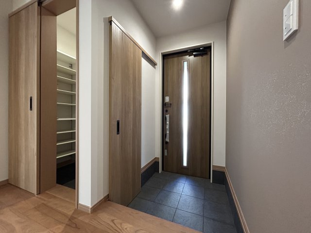 南国市里改田　新築一戸建ての玄関|シューズクローク付きの玄関☆