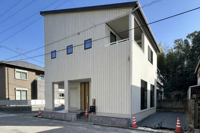 南国市里改田　新築一戸建ての外観|街並みに馴染む、飽きのこないシンプルモダンな外観