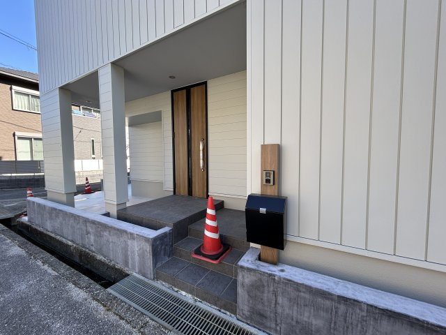 南国市里改田　新築一戸建てのエントランス|モニター付きインターホンとポストを完備！自転車やバイクをスペースもあります♪