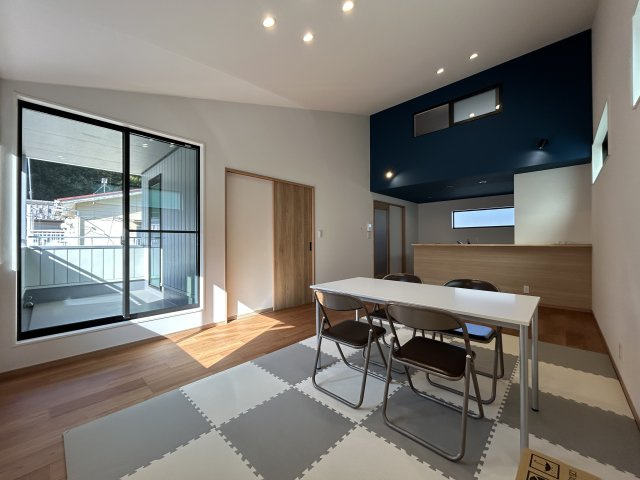 南国市里改田　新築一戸建てのキッチン|解放感あふれる勾配天井のLDK。２階リビングならではの日当たりです☆