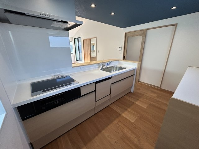 南国市里改田　新築一戸建てのキッチン|浄水器付きワイドシンクに食洗器、IHコンロと使い勝手の良いシステムキッチンです☆