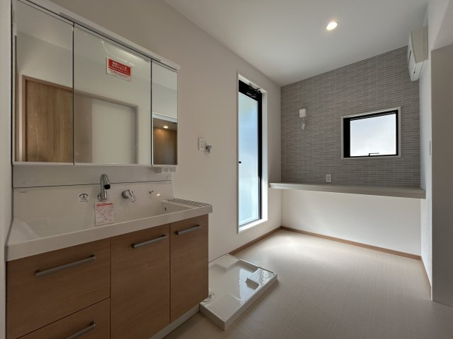 南国市里改田　新築一戸建ての洗面所|広い脱衣洗面室☆三面鏡つきの大きな洗面台です☆