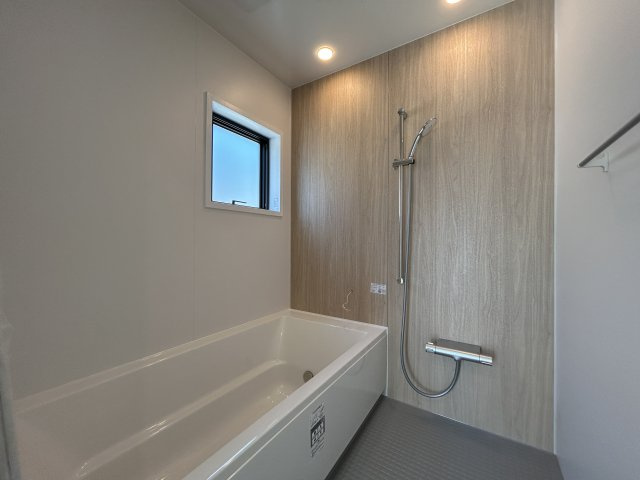 南国市里改田　新築一戸建ての浴室|優しい色合いのユニットバス☆シンプルでお掃除がラクラク♪