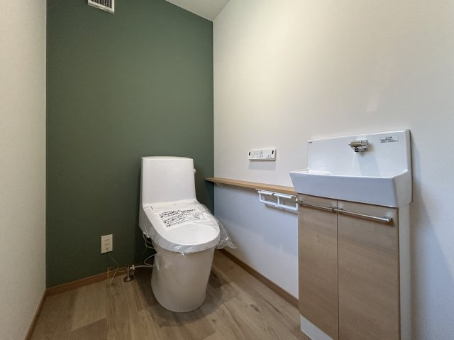 南国市里改田　新築一戸建てのトイレ|2階のメイントイレはゆとりのある広さです♪