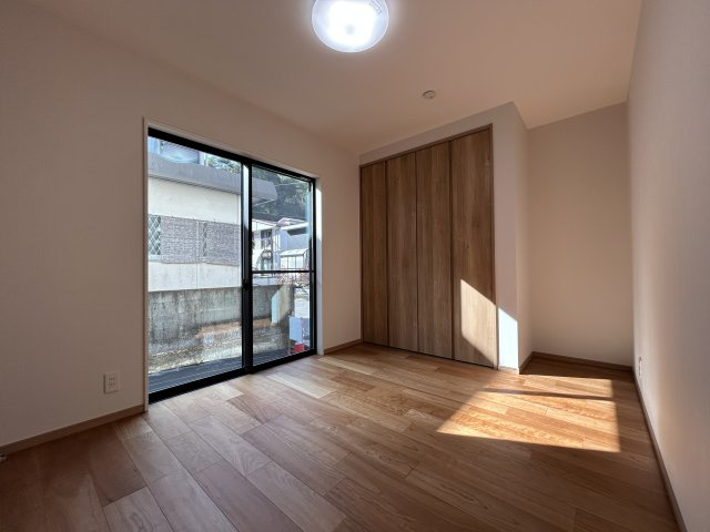 南国市里改田　新築一戸建ての洋室|1階の各洋室にたっぷりサイズの収納を備えています！