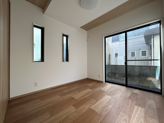 南国市里改田　新築一戸建ての洋室|木目調の天井が優しい印象の洋室☆