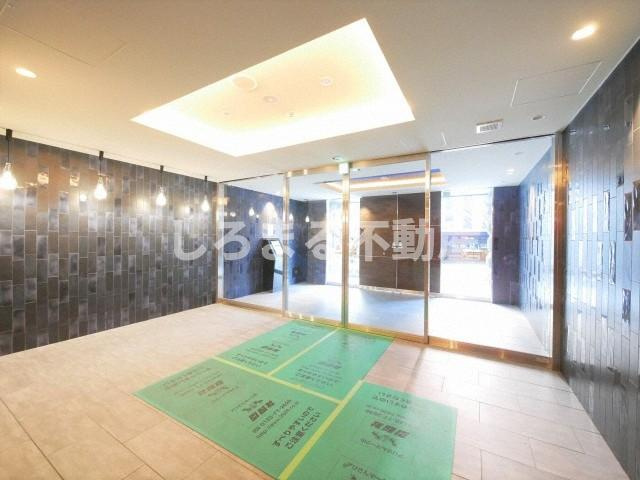 プレサンス谷町九丁目駅前のロビー