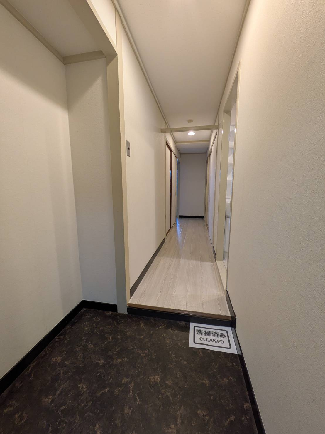 第三岩井ハイツの玄関