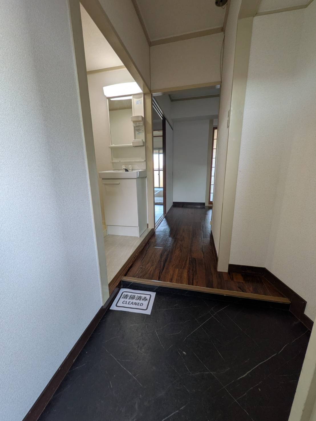 第三岩井ハイツの玄関