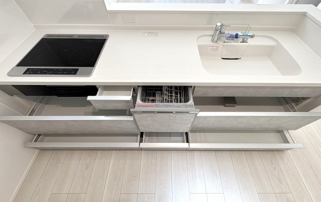 余戸中①(４LDK)　新築戸建のキッチン|開放的なオープンカウンターキッチンは、お料理中もリビングで遊ぶお子様を見守れるので安心。食洗機と浄水器が完備され、忙しい毎日の後片付けもスムーズに終わり、夜の自分時間を増やしてくれるはず。