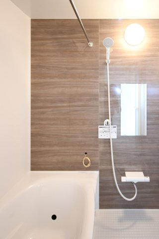 余戸中①(４LDK)　新築戸建の浴室|足を伸ばしてゆったりくつろげる1坪以上のバスルーム。浴室乾燥機が付いているので、梅雨や花粉の季節も洗濯物の心配がいりません。お仕事で帰りが遅くなった夜も、浴室を暖めてから入浴できて快適。