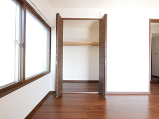 【玄関】 | 昭和町西条 内外装大変綺麗な中古戸建 三方向角地・駅徒歩3分 | 大型下駄箱完備の明るい玄関