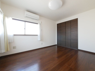 【その他】 | 昭和町西条 内外装大変綺麗な中古戸建 三方向角地・駅徒歩3分 | 1階階段　飾り棚あり