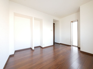 【玄関】 | 昭和町西条 内外装大変綺麗な中古戸建 三方向角地・駅徒歩3分 | 玄関扉は10年前に親子扉に交換済み