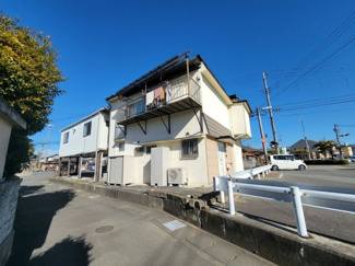 【外観】 | 昭和町西条 内外装大変綺麗な中古戸建 三方向角地・駅徒歩3分 | 3方向角地で日当たり・風通し良好　国母駅徒歩3分　徒歩1分の所に源泉かけ流し温泉「桜湯」がございます。