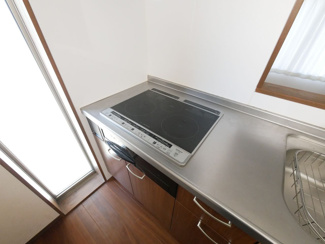 【駐車場】 | 昭和町西条 内外装大変綺麗な中古戸建 三方向角地・駅徒歩3分 | 駐車スペース　お勝手口あり