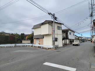 【外観】 | 3方向角地で日当たり・風通し良好　国母駅徒歩3分　徒歩1分の所に源泉かけ流し温泉「桜湯」がございます。