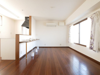 【居間・リビング】 | 昭和町西条 内外装大変綺麗な中古戸建 三方向角地・駅徒歩3分 | 12.5帖のLDK　10年前にフルリフォーム済で大変綺麗な状態です。2重サッシで遮音性・断熱効果が高いご住宅です。