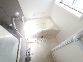 【浴室】 | 昭和町西条 内外装大変綺麗な中古戸建 三方向角地・駅徒歩3分 | １０年前に新品交換済みのバスルーム　窓付きで明るいバスルームです。