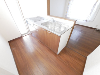 【キッチン】 | 昭和町西条 内外装大変綺麗な中古戸建 三方向角地・駅徒歩3分 | キッチンも10年前に交換済み　IHクッキングヒーター　窓付き