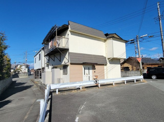 【外観】 | 10年前に外壁塗装済みで綺麗な外観　三方向角地で日当たり・風通しの良いご住宅です。