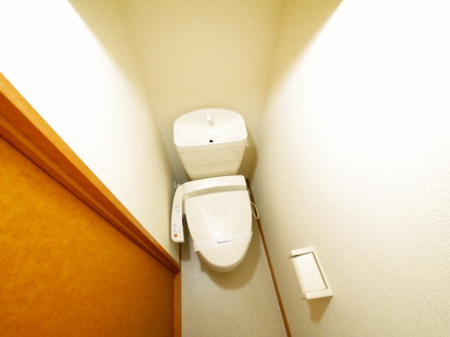 レオパレスＬｉｎｄｅｎのトイレ|落ち着いた色調のトイレです