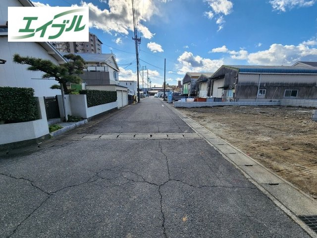 小牧市中央３丁目　新築戸建　１号棟の前面道路含む現地写真