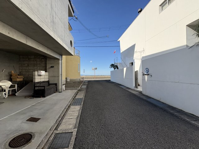 海南市下津町塩津・中古戸建・54737の前面道路含む現地写真