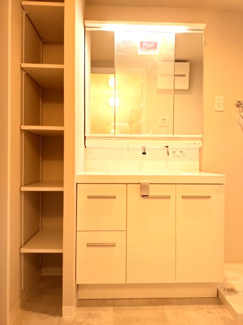 【洗面所】 | コスモ西宮山手 | 明るい洗面所です