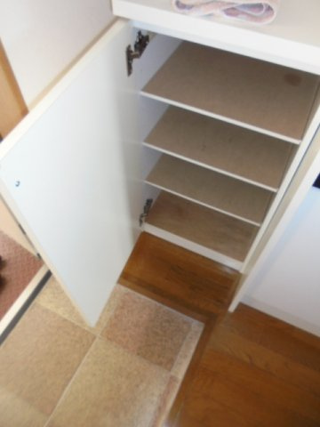 府中市朝日町１丁目のアパートの玄関