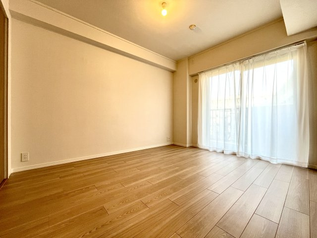 コスモ西宮山手の洋室|コンパクトで使いやすい洋室です